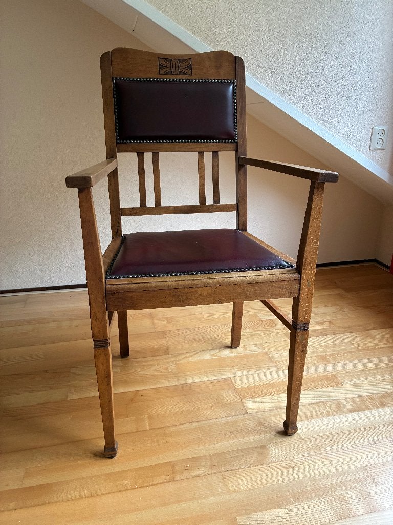 Eikenhouten decoratieve stoel met houtsnede en leren zitting, Ophalen
