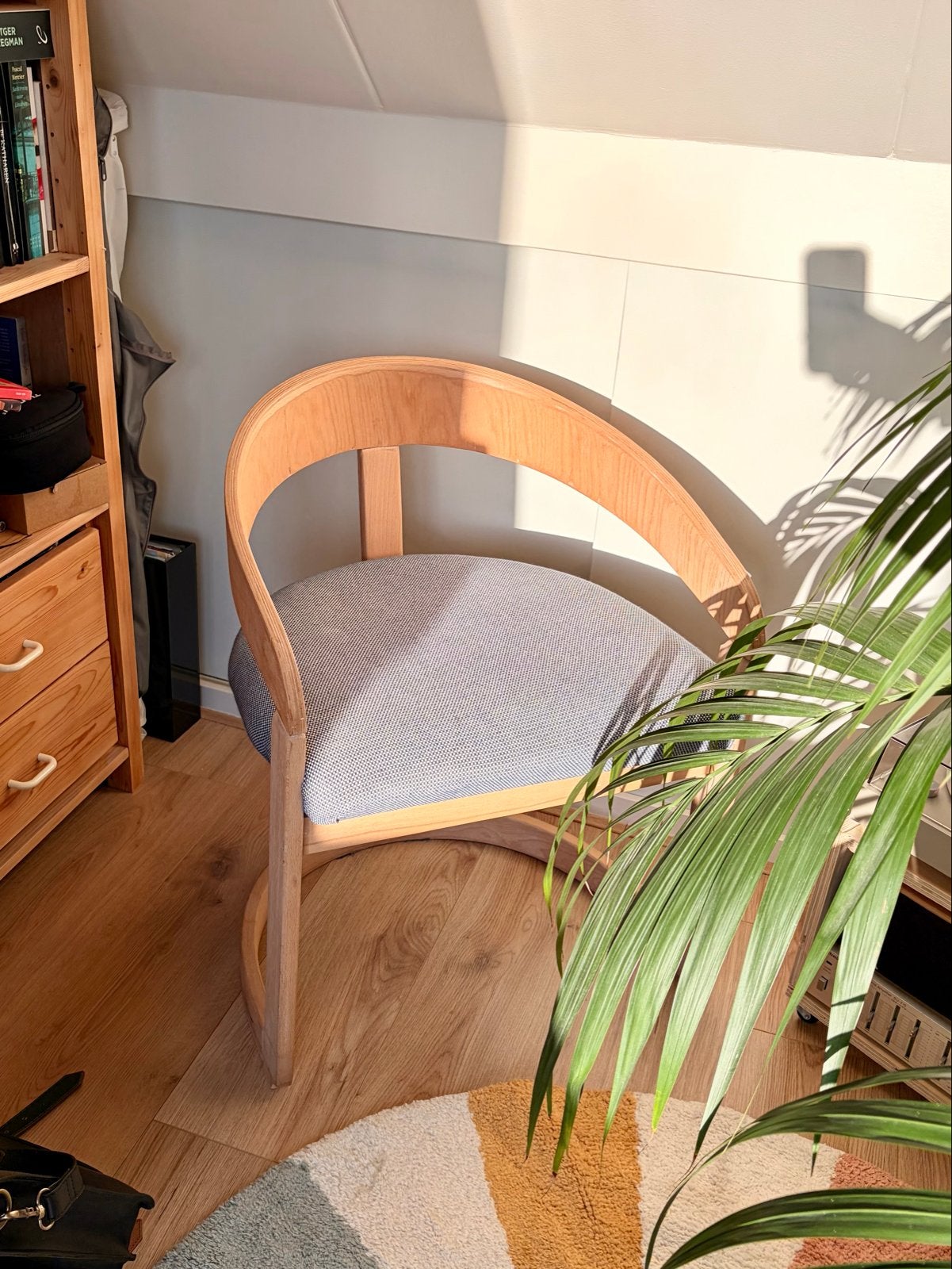 Stijlvolle Italiaanse houten stoelen met stoffen zitting, Huis en Inrichting, Stoelen, Ophalen, Overige kleuren, Zo goed als nieuw