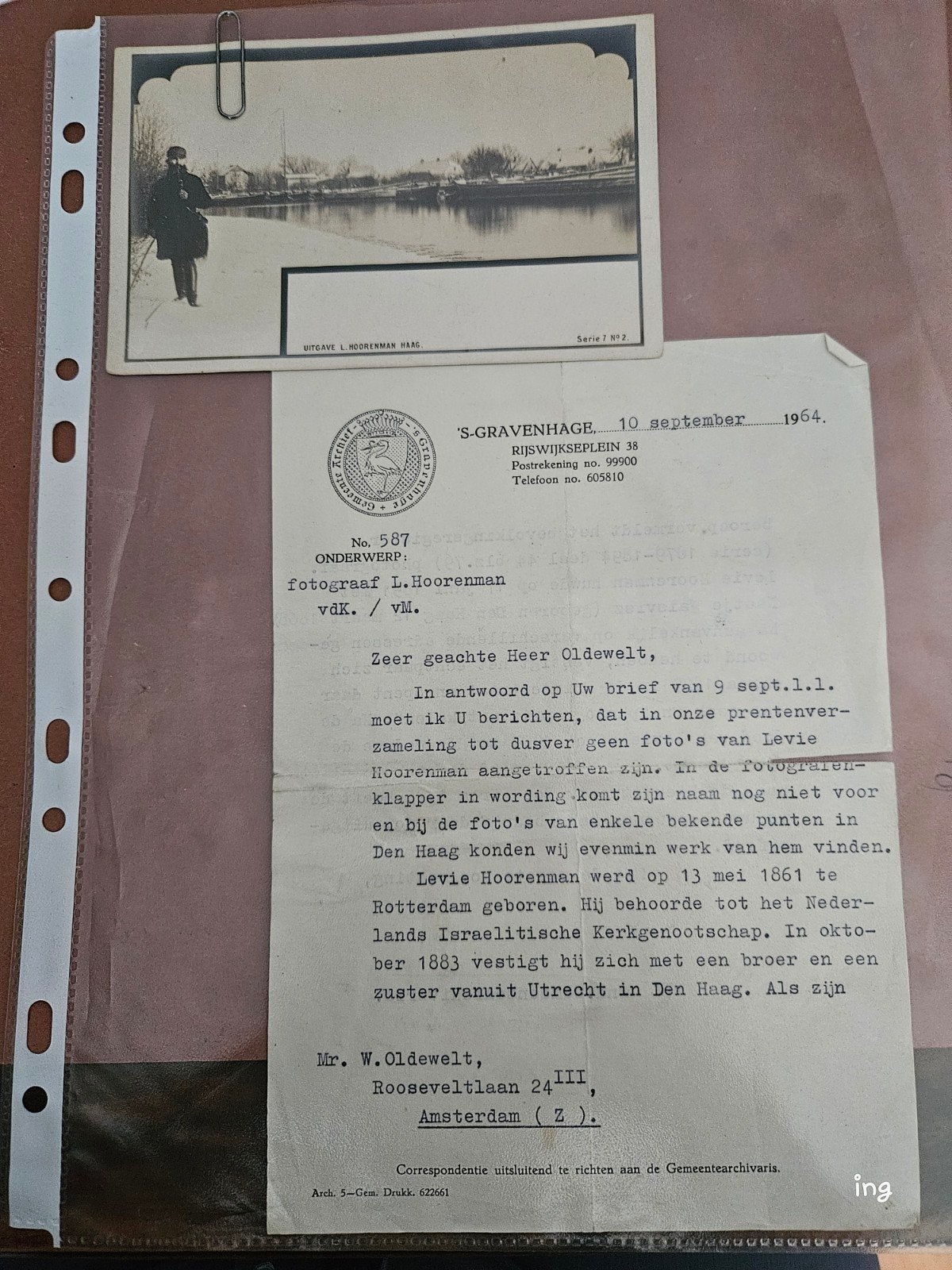 Zeldzame foto L. Hoorenman met archiefstukken, Verzamelen, Foto's en Prenten, Gebruikt, Foto, Overige onderwerpen, Voor 1940, Ophalen of Verzenden