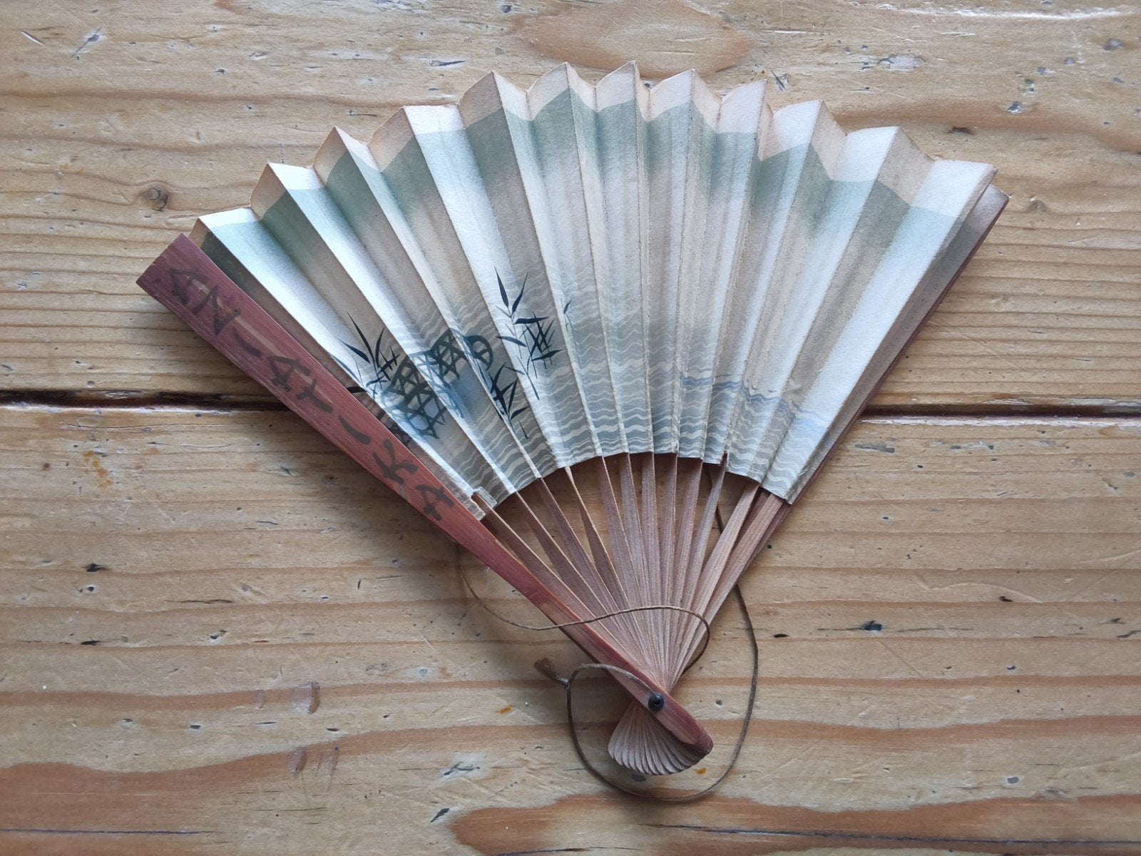 Vintage Japanse handwaaier met bamboe en tekst, Ophalen of Verzenden