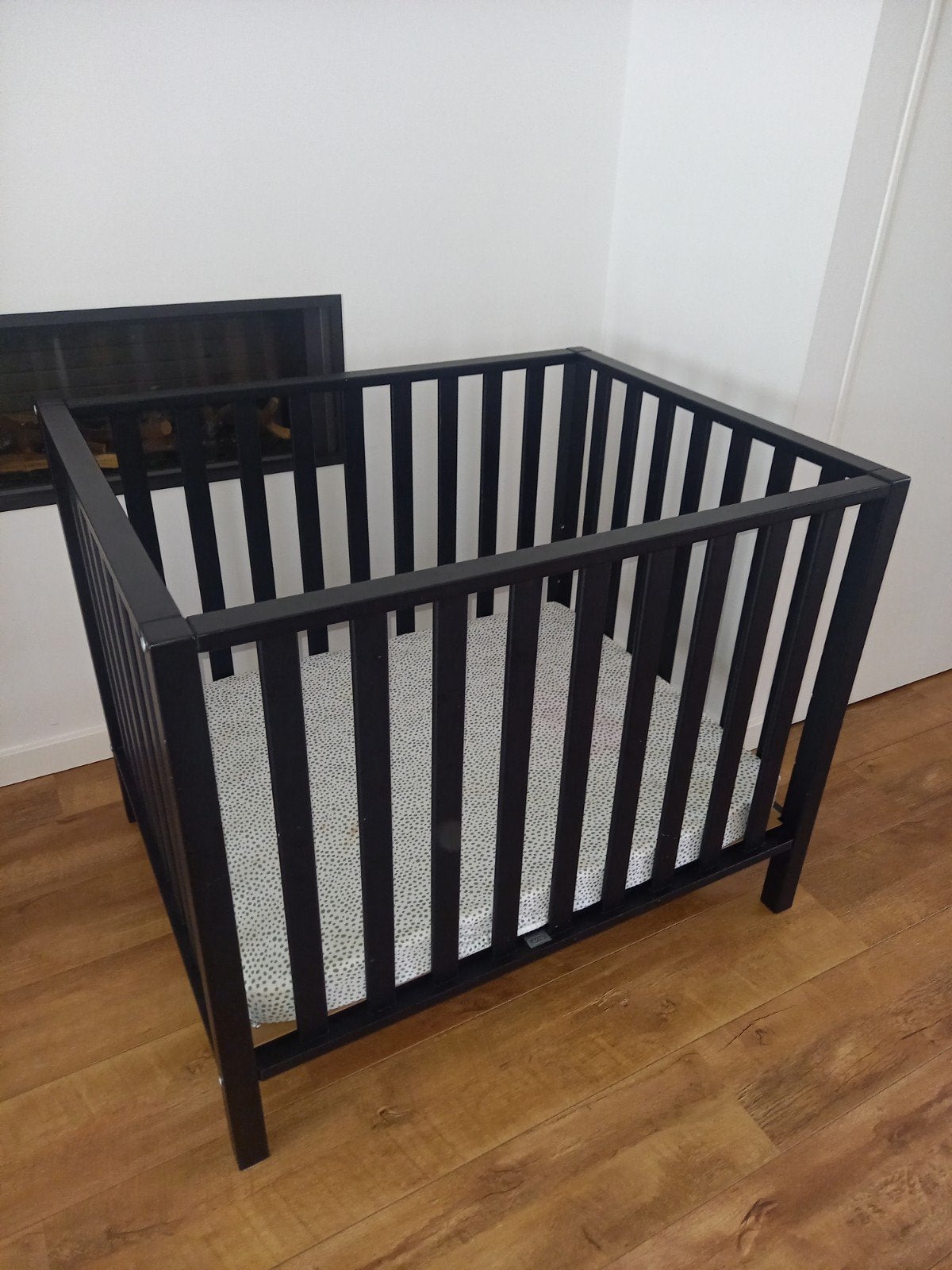 Zwarte houten TWF Fleur box met matras, Ophalen, Gebruikt, Vierkant, In hoogte verstelbaar