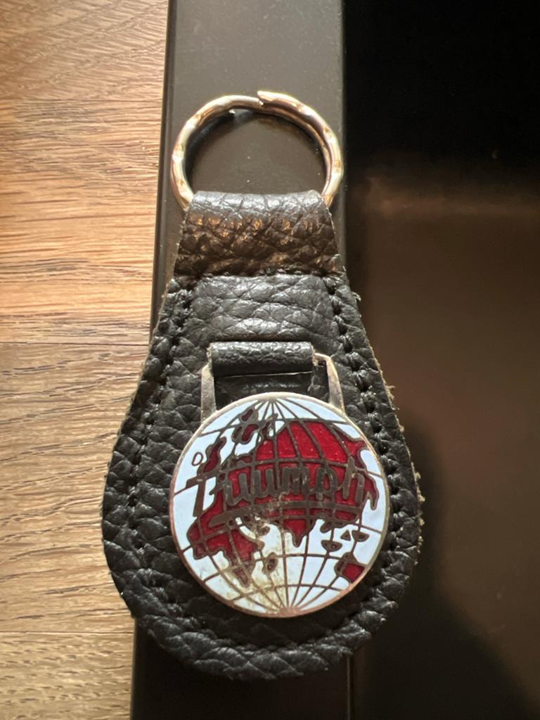 Vintage sleutelhanger met wereldbol en 'Triumph' logo, Ophalen of Verzenden, Gebruikt, Merk