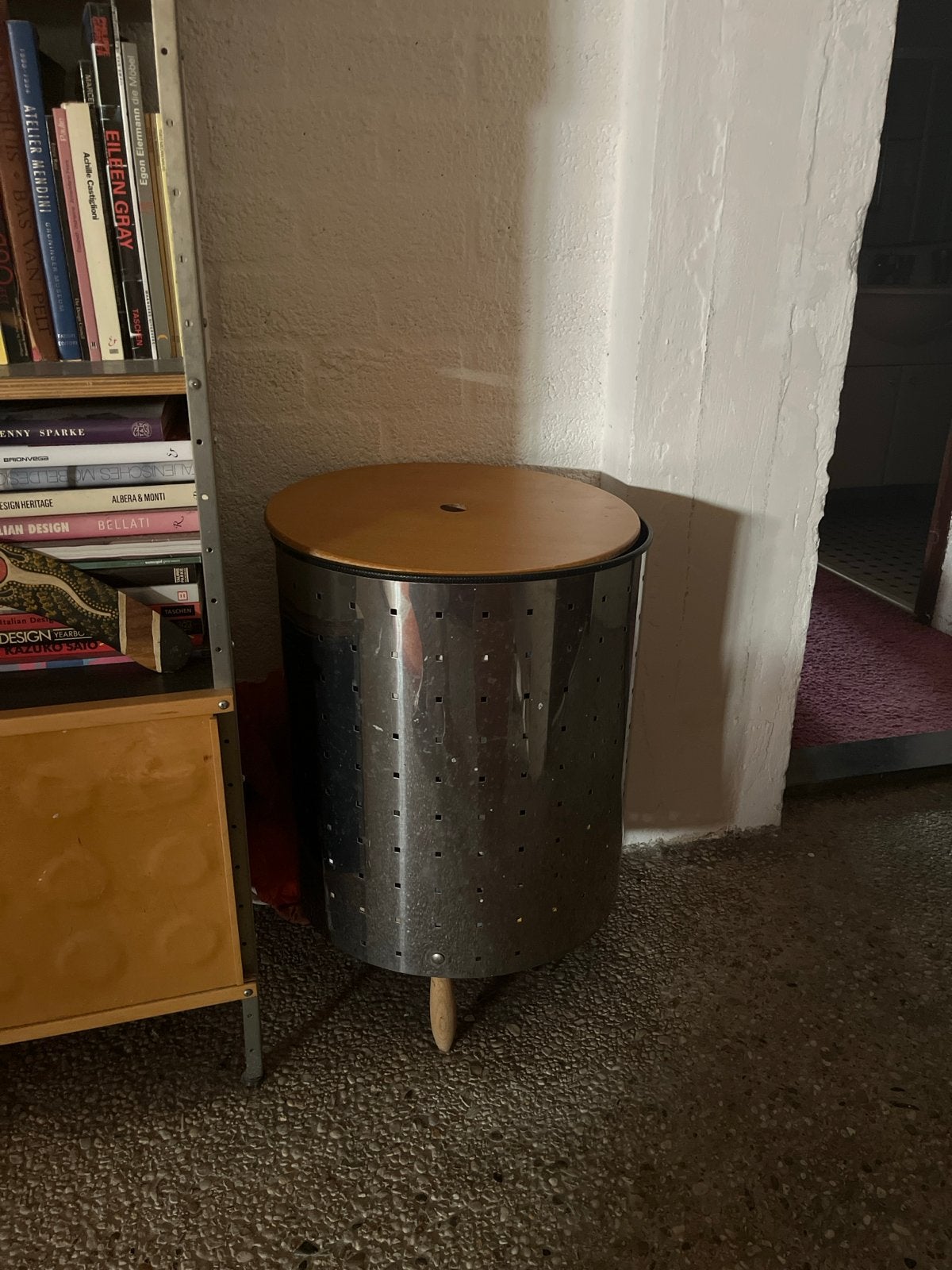 Metalen wasmand/opberger met houten deksel, Ophalen, Gebruikt, A, Zilver