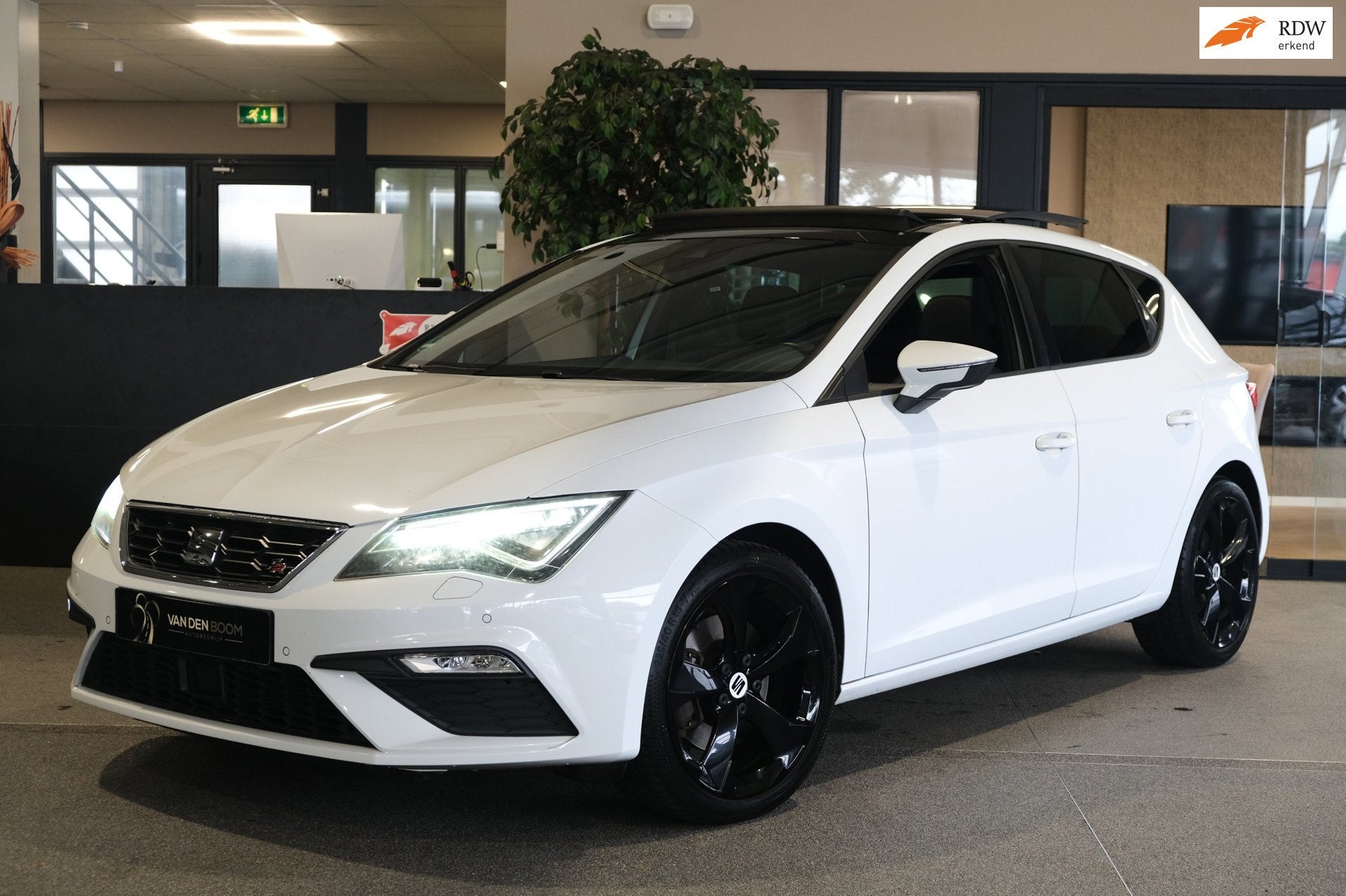 Seat Leon 1.4 EcoTSI FR 150PK DSG Pano Airco ACC Navi PDC Cr, Dealer onderhouden, Gebruikt, Zwart, 4 cilinders