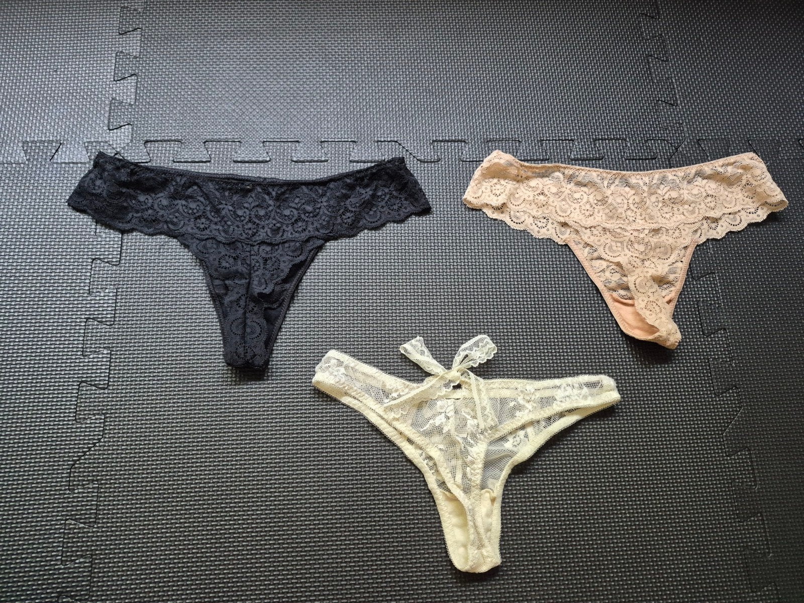 Set van 3 Intimissimi kanten slipjes - Maat XS - Nooit gedra, Onbekend, Ophalen of Verzenden, Meerkleurig, String
