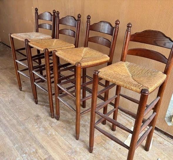 Vintage houten barkrukken met rieten zitting – set van 4, Huis en Inrichting, Barkrukken, Ophalen, Gebruikt, Hout, 60 tot 90 cm