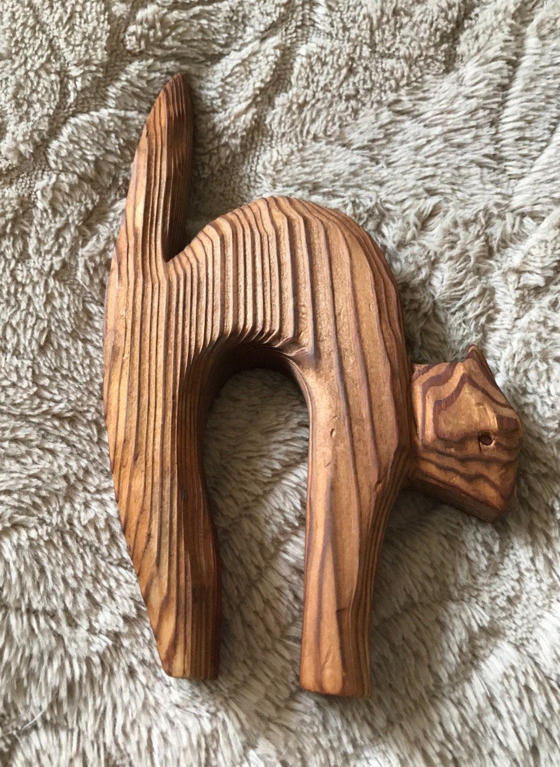 Handgesneden Kat met Hoge Rug, Antiek en Kunst, Kunst | Beelden en Houtsnijwerken, Houtsnijwerk, Minder dan 20 cm, Ophalen of Verzenden