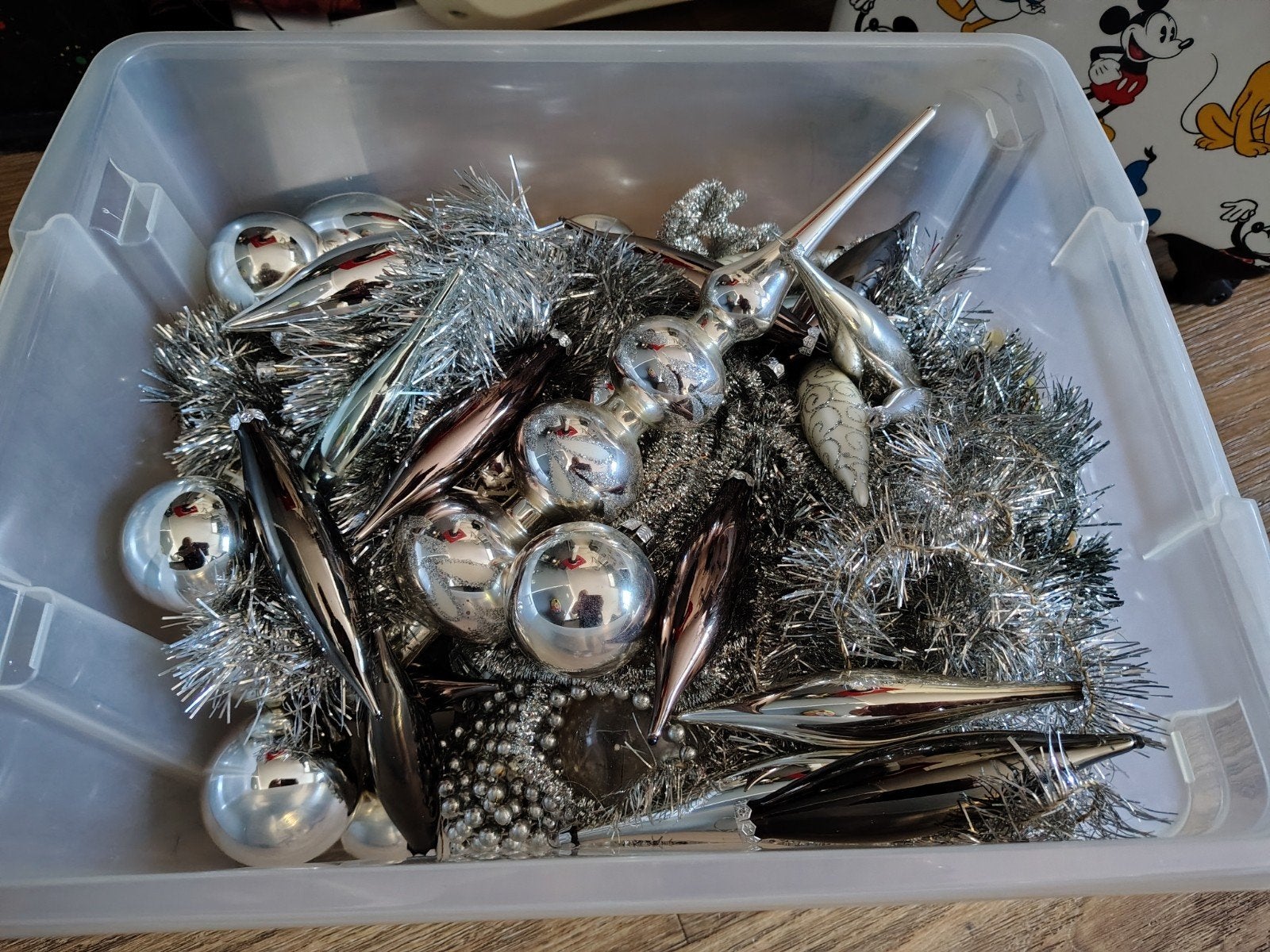 Bak vol met zilveren kerstballen en slingers, Diversen, Ophalen, Gebruikt