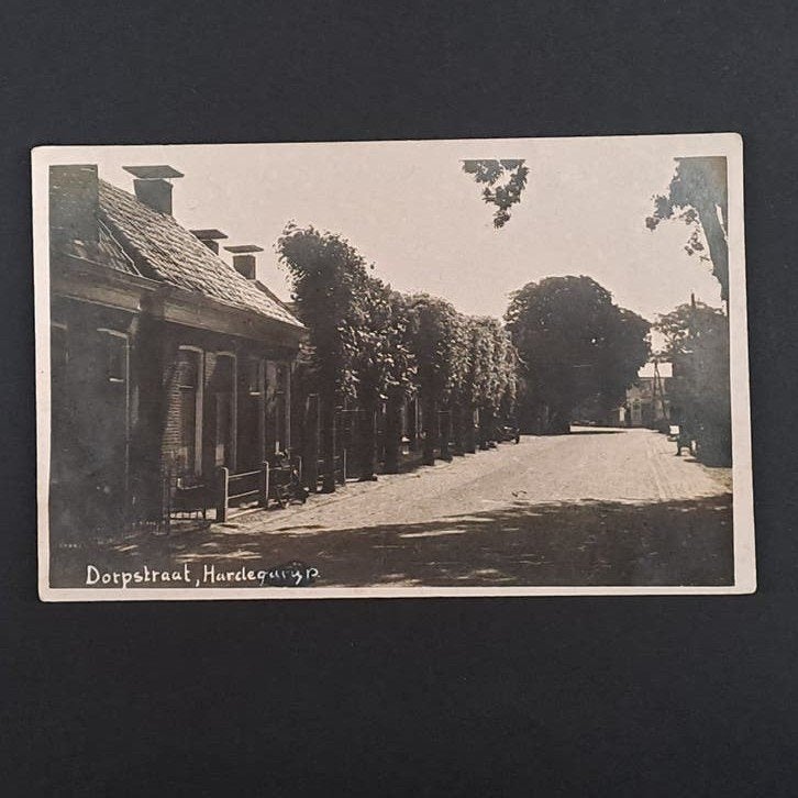 Fotokaart Hardegarijp Friesland Zicht op de Dorpstraat 1930, Ophalen of Verzenden, 1920 tot 1940, Gelopen, Friesland