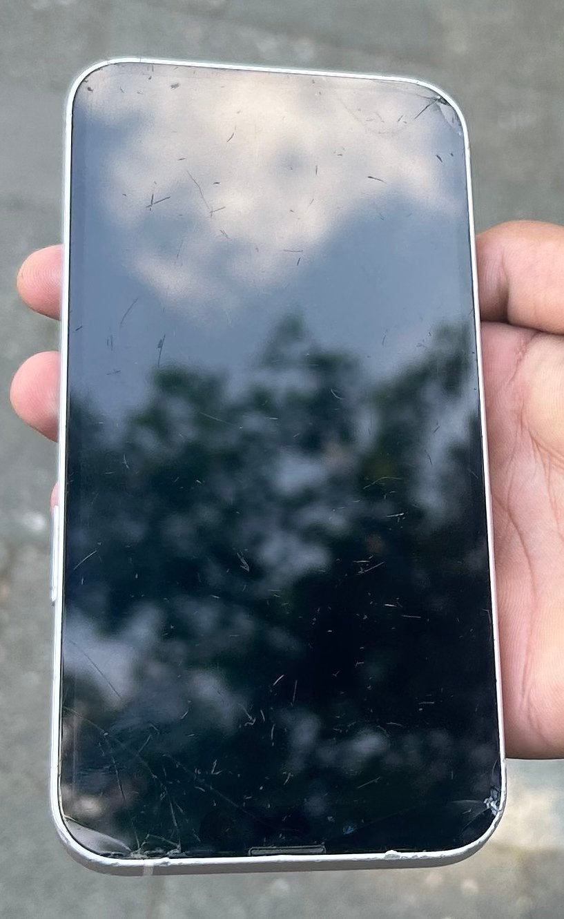 iPhone 13 met zwaar beschadigd scherm en achterkant, Telecommunicatie, Mobiele telefoons | Apple iPhone, Wit, 77 %, IPhone 13