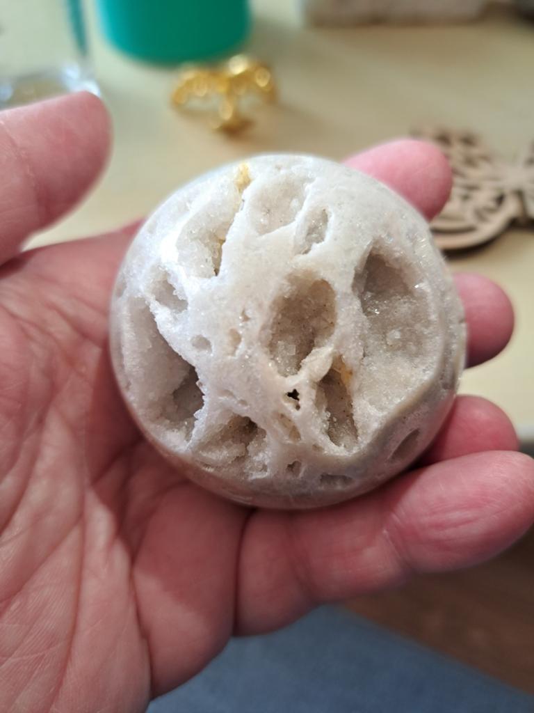 Mooie chalcedoon (sfaleriet) bol met veel druze., Verzamelen, Mineralen en Fossielen, Ophalen of Verzenden