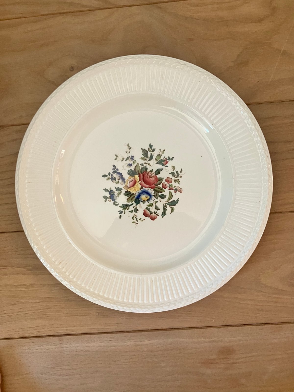 Twee Wedgwood Countryware borden met bloemmotief, Ophalen