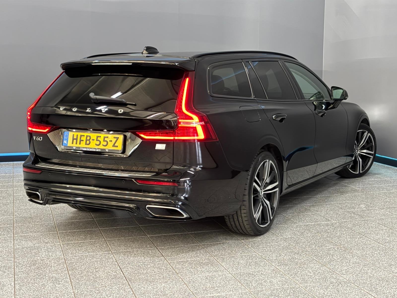 Volvo V60 2.0 T8 Recharge AWD R-Design (bj 2020, automaat), Auto's, Volvo, Automaat, Gebruikt, 4 cilinders, Zwart