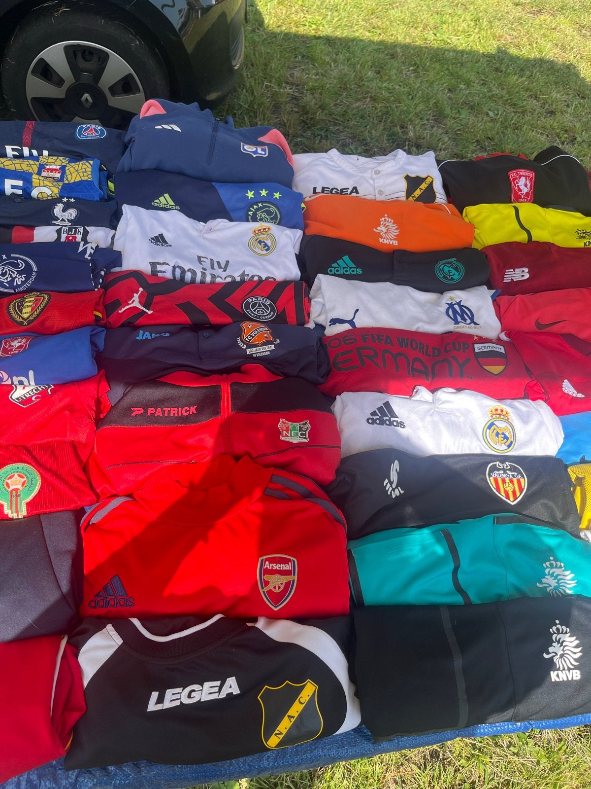 Grote partij voetbalshirts 126 shirts (nieuw en 2e hands), Maat M, Ophalen, Gebruikt, Shirt