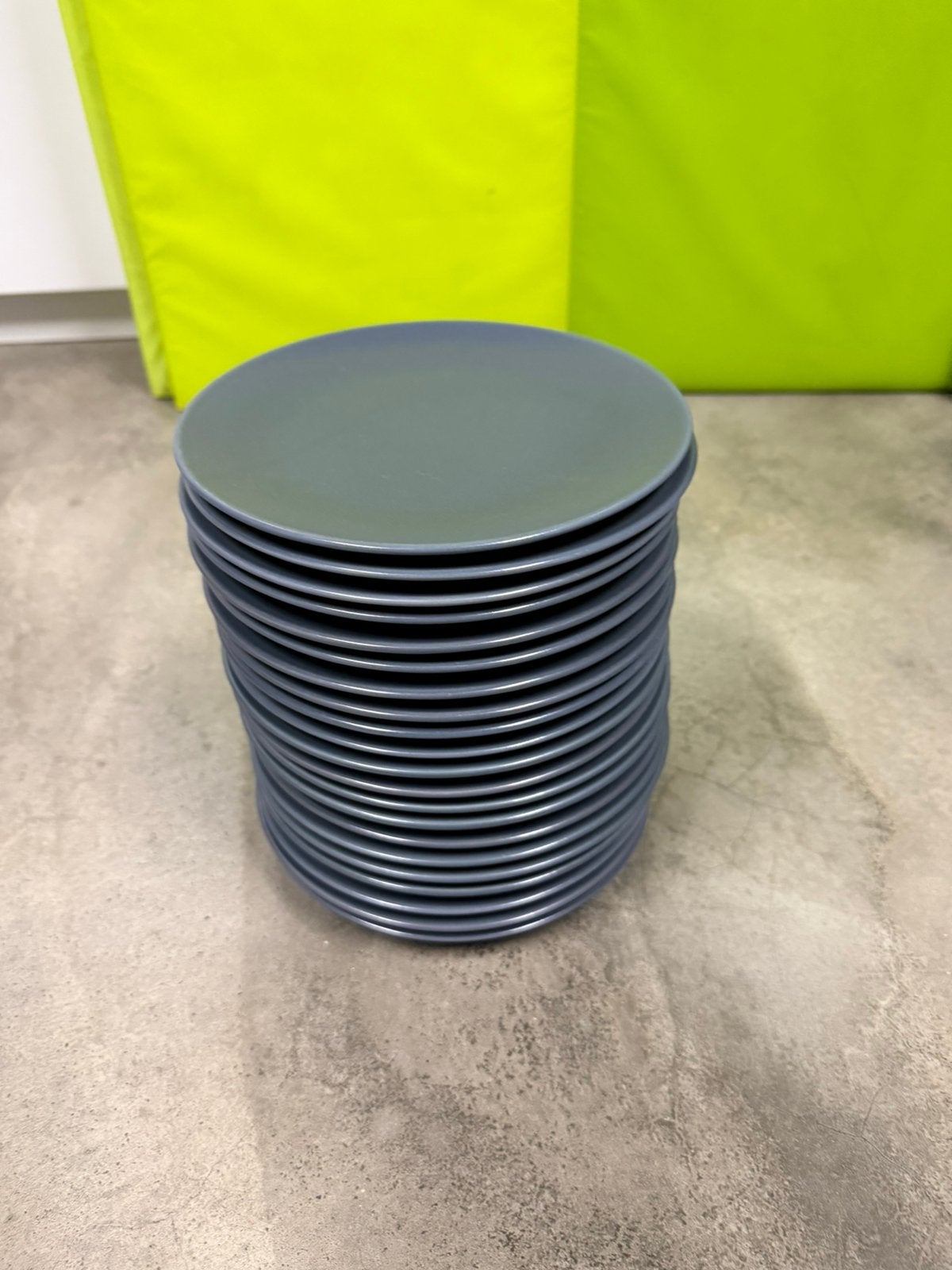 Te koop zgan Ikea Dinera grijs servies, Ophalen of Verzenden, Zo goed als nieuw, Grijs