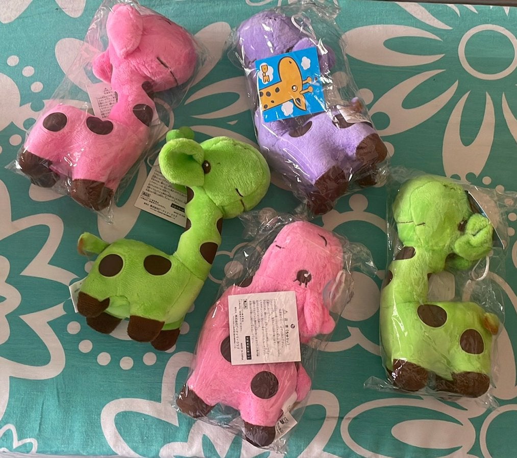 Leuke giraf knuffels in roze groen en paars met raamplakker, Ophalen of Verzenden, Nieuw, Overige typen, Klein (minder dan 20 cm)