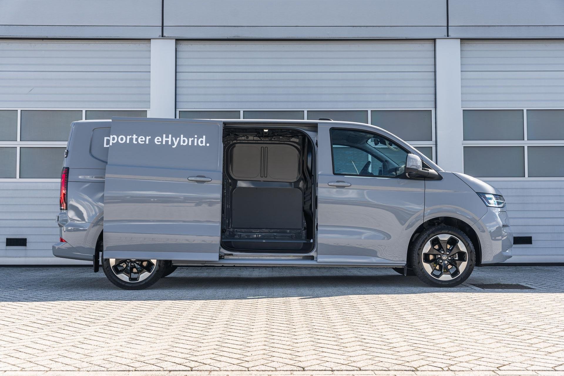 Volkswagen Transporter 2.5 eHybrid 233pk AUT L2H1 30 Bulli |, Auto's, Automaat, 12 maanden, Euro 6, 4 cilinders