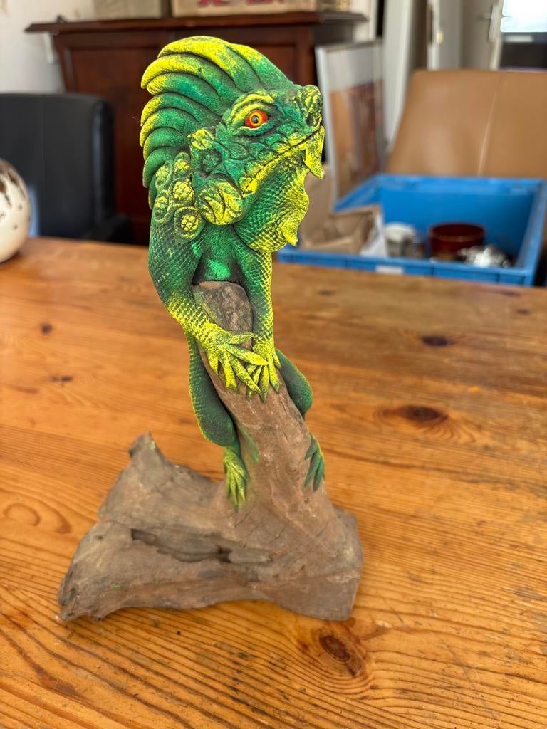Groene Iguana op Houten Sokkel - Decoratief Beeld, Ophalen of Verzenden