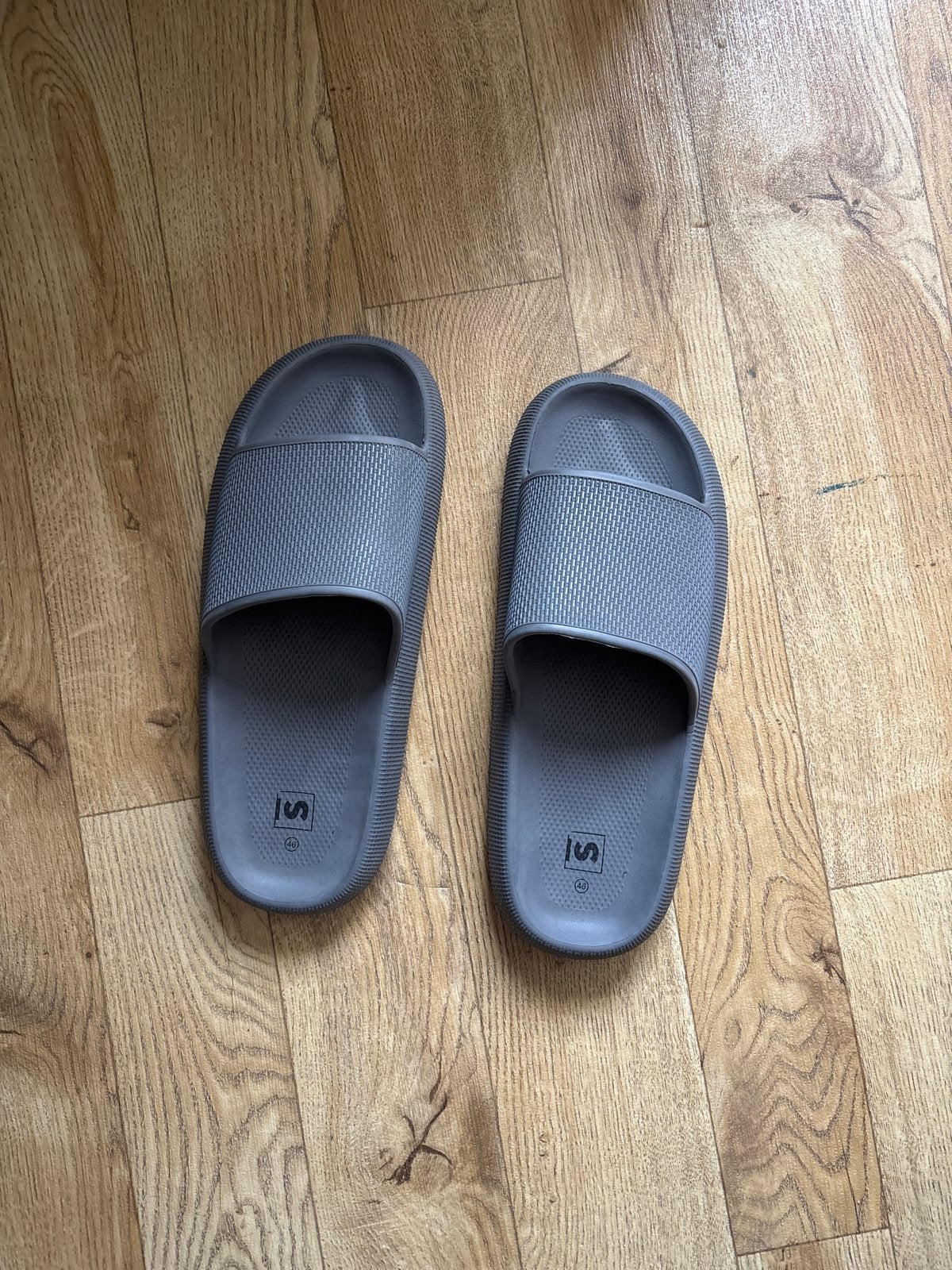 Grijze slippers maat 46, Ophalen, Zo goed als nieuw, Overige kleuren, Slippers