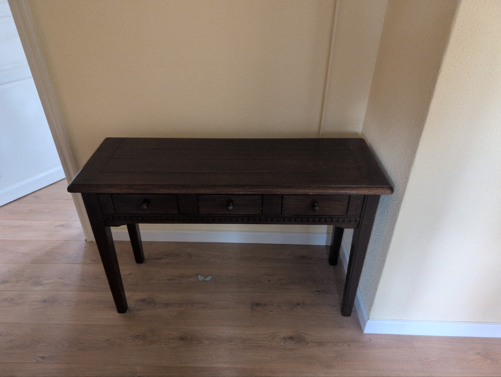 Donkerbruine houten sidetable met 3 lades, Antiek en Kunst, Antiek | Meubels | Tafels, Ophalen of Verzenden