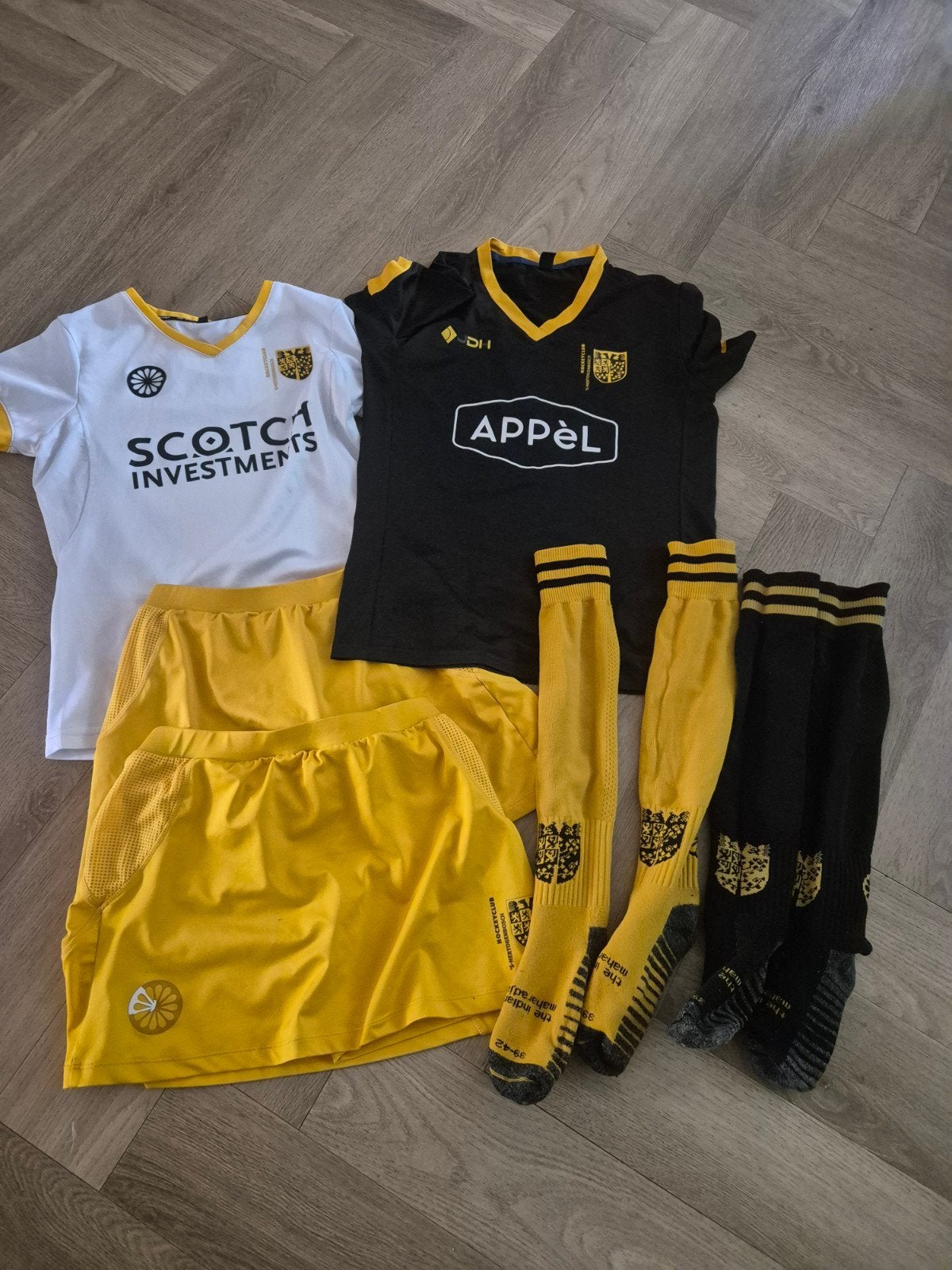 Hockeyspullen: 2 shirts, 2 rokjes, 2 paar sokken, Maat 38/40 (M), Zwart, Overige typen, Indian Maharadja