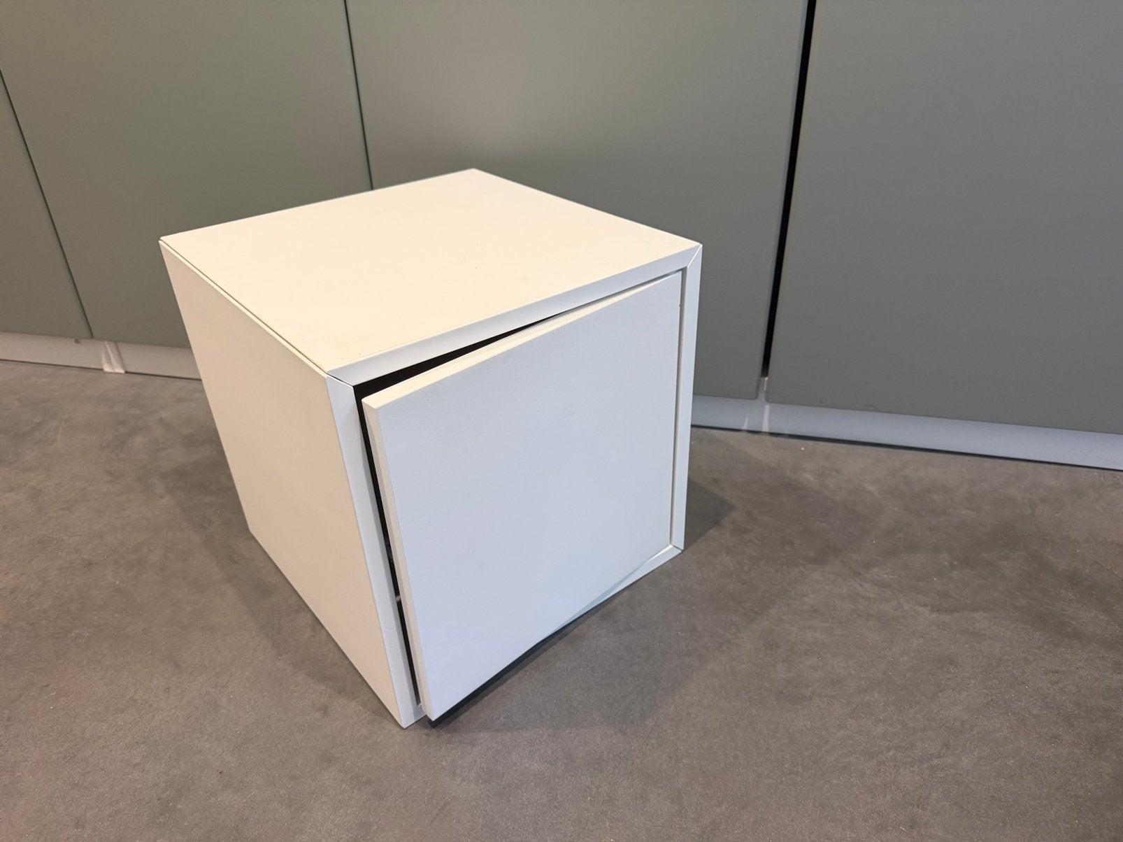 EKET ikea (nacht)kastje, Huis en Inrichting, Ophalen, Zo goed als nieuw, Minder dan 45 cm, Minder dan 55 cm