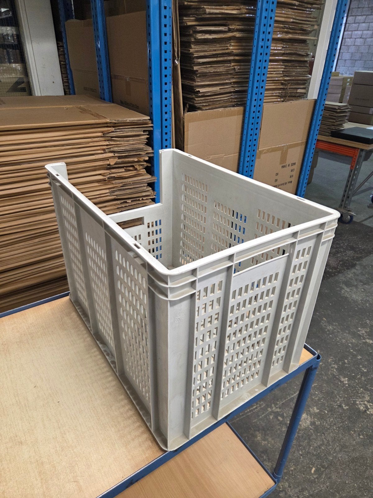 Stevige grijze krat voor opslag en transport, Ophalen, Gebruikt, 40 tot 60 cm, 50 tot 75 cm