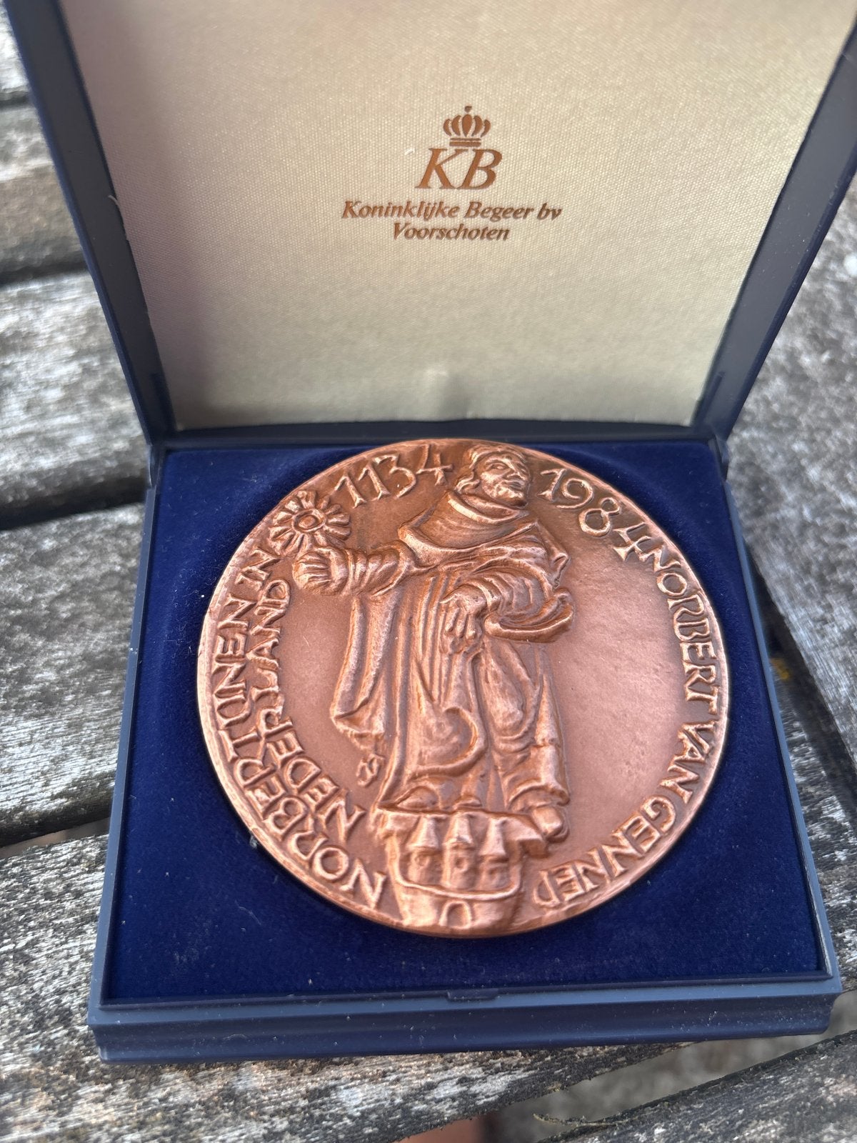 Herdenkingspenning Norbertijnenpoort Tilburg 1984 Brons, Verzenden, Brons, Nederland