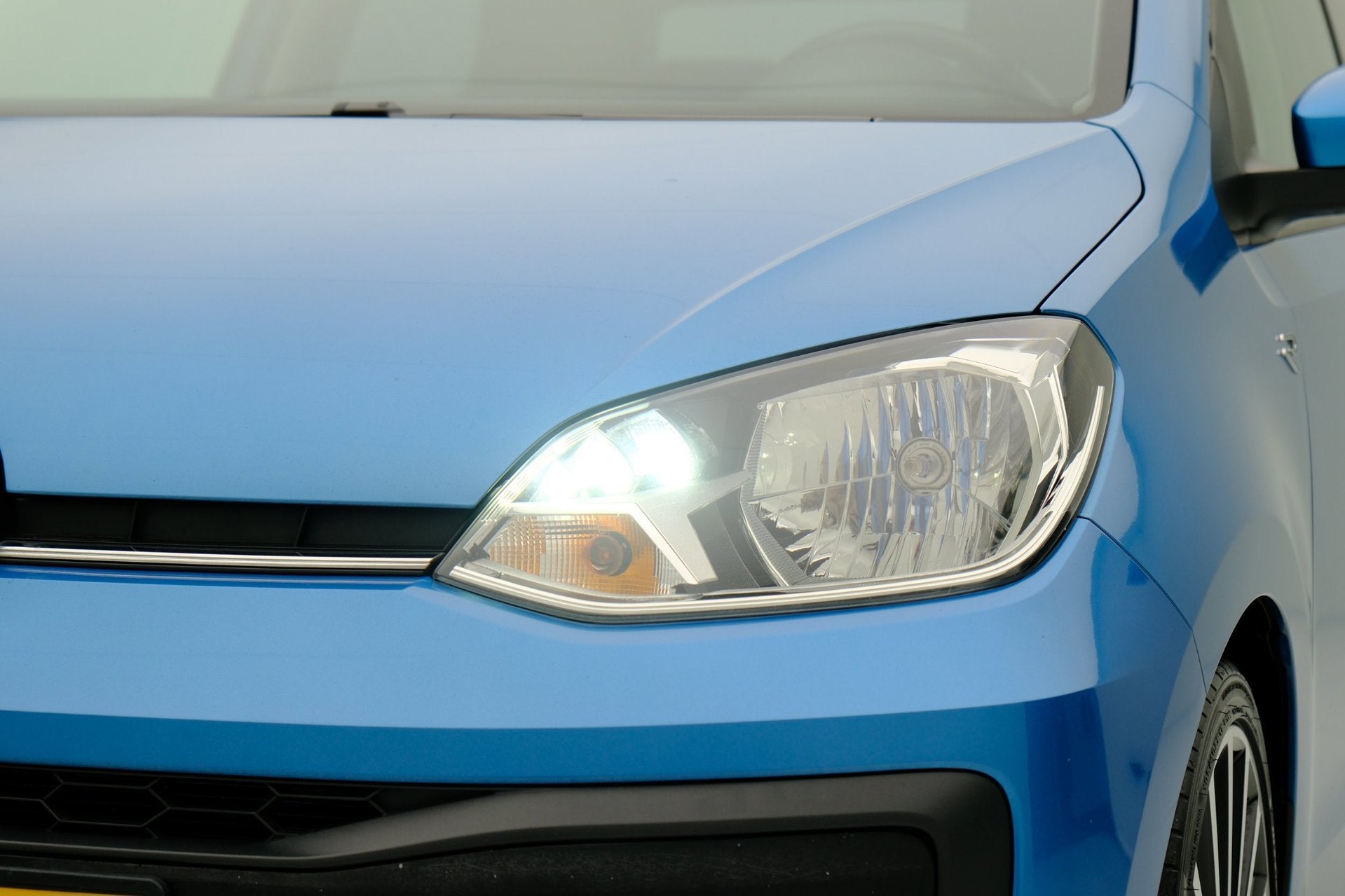Foto 17 van Volkswagen Up! 1.0 R-Line 5-drs Airco|17" LMV|Zwart dak|PDC
