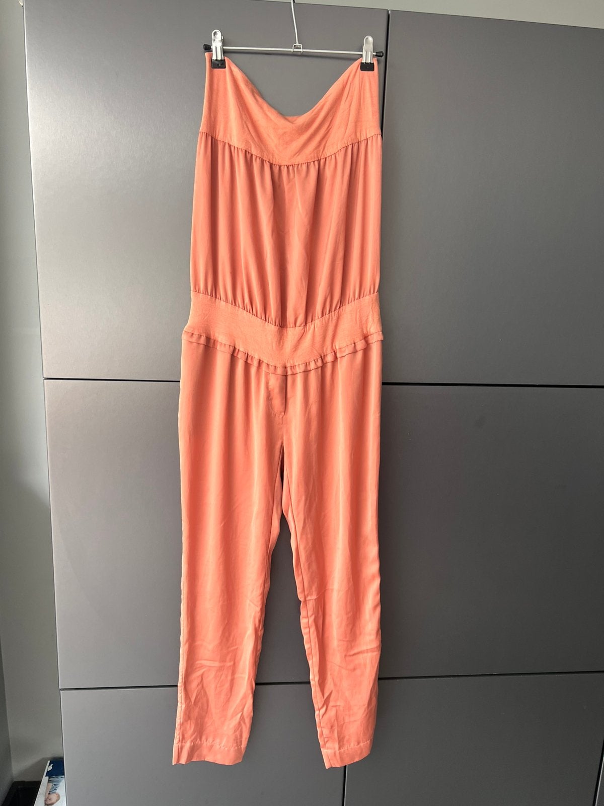 PATRIZIA PEPE KORAAL ORANJE STRAPLESS SATIJNEN JUMPSUIT 44, Ophalen of Verzenden, Zo goed als nieuw, Maat 38/40 (M), Oranje