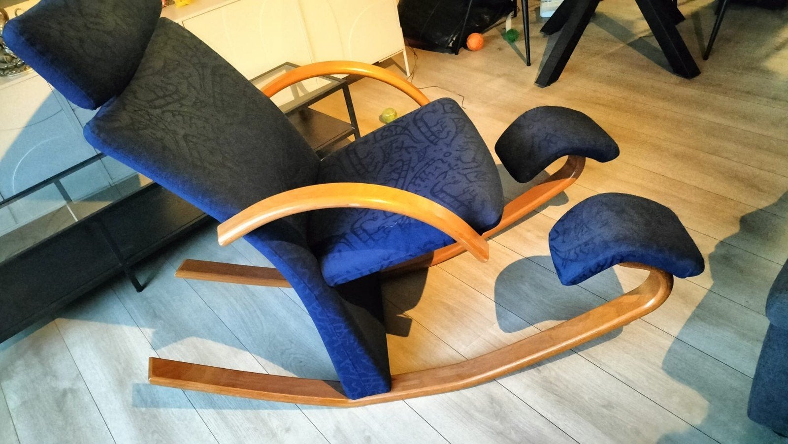 Ergonomische schommelstoel met blauwe bekleding, Huis en Inrichting, Ophalen, Hout, Gebruikt, Blauw