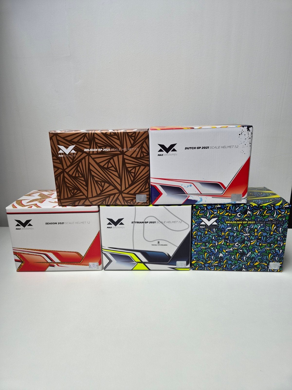 Max Verstappen 1:2 helmen | 2021 Collectie |  F1 auto | boek, Ophalen of Verzenden, Nieuw, Formule 1