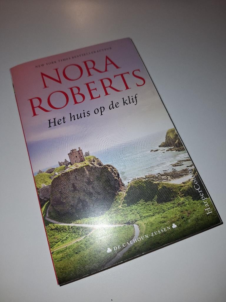 Boek: Nora Roberts - Het huis op de klif, Boeken, Ophalen of Verzenden, Zo goed als nieuw, Nederland, Nora Roberts