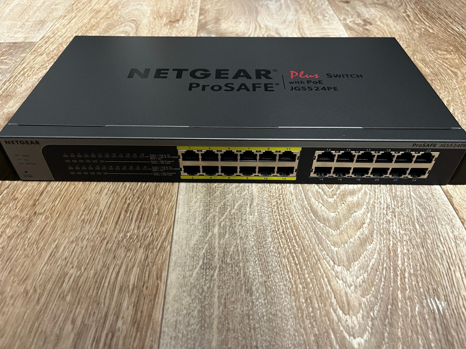 NETGEAR ProSAFE JGS524PE Plus Switch met PoE, Computers en Software, Netwerk switches, Ophalen of Verzenden, Zo goed als nieuw