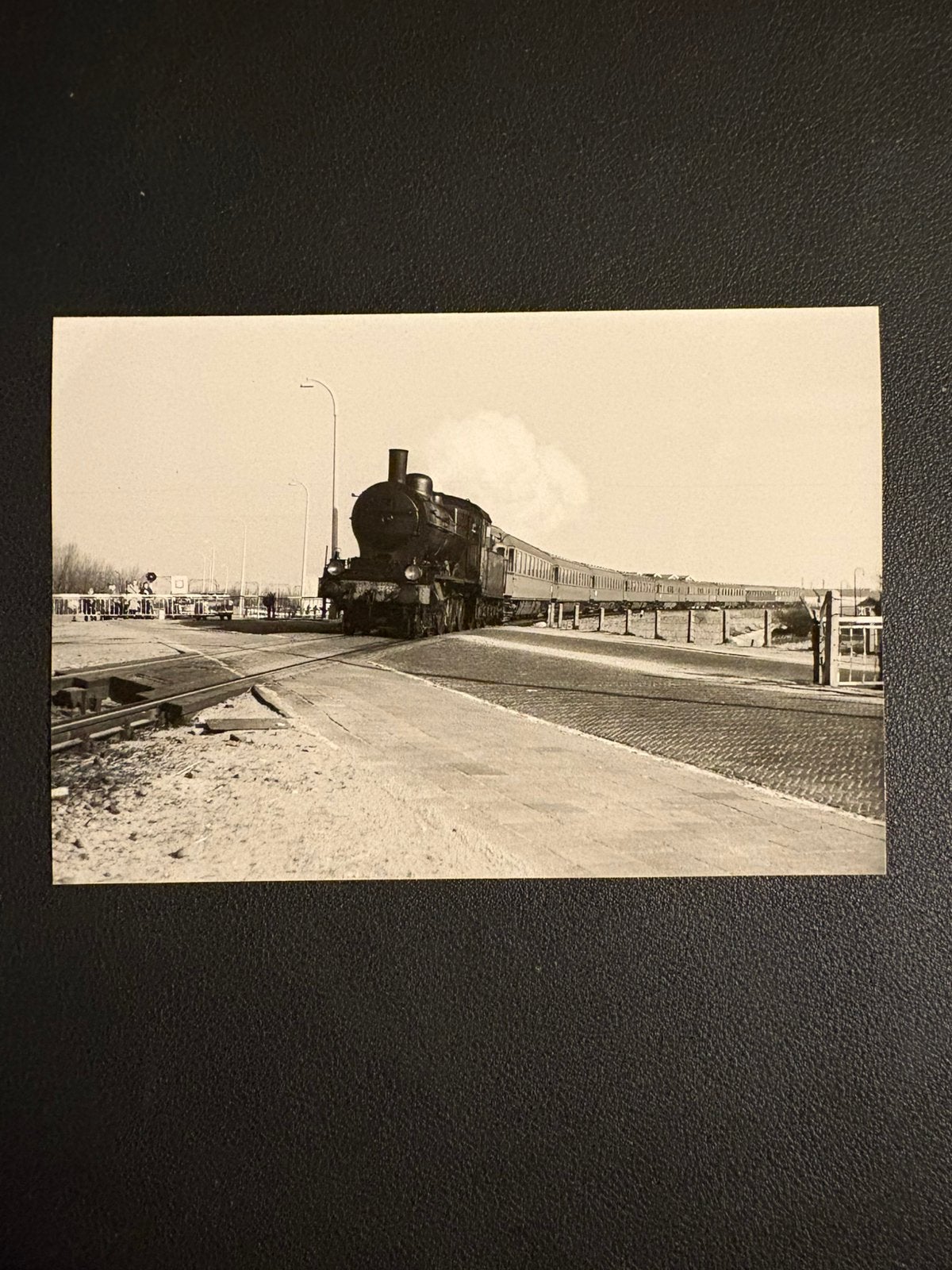 Foto stoomlocomotief NS 3743 op onbekende locatie (±1955), Ophalen of Verzenden, Gebruikt, Trein