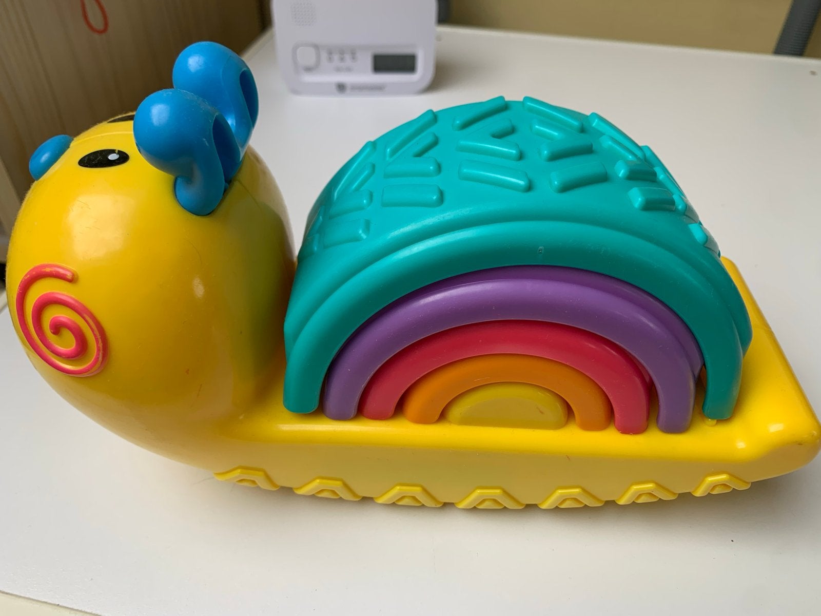 Vrolijke stapelbare slak met regenboogschalen, als nieuw, Ophalen of Verzenden, Zo goed als nieuw, Overige typen