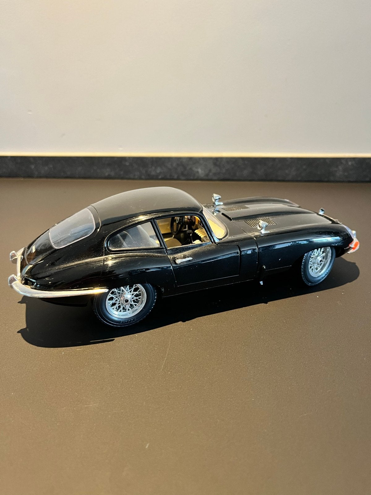 Burago Jaguar E-Type (1961) Schaalmodel 1:18 Zwart, Hobby en Vrije tijd, Modelauto's | 1:18, Ophalen of Verzenden, Zo goed als nieuw