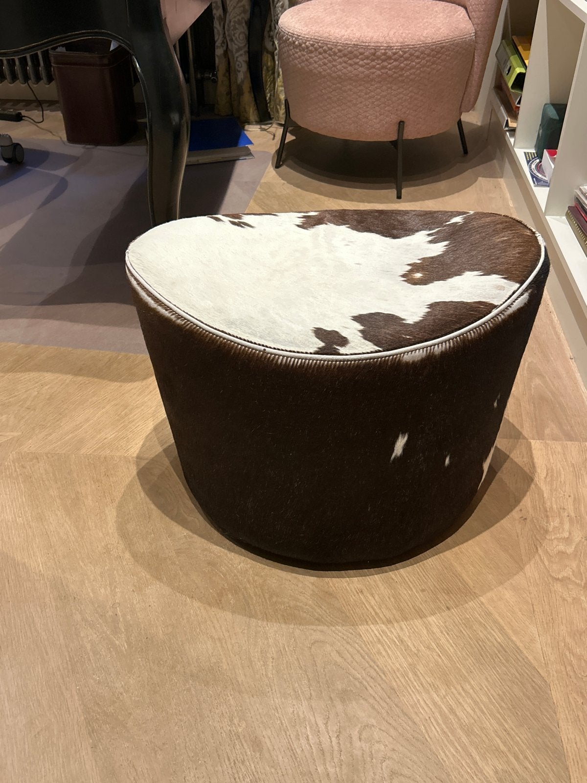 Stijlvolle poef met koeienhuid print, Ophalen, Rond, Leer, Zo goed als nieuw