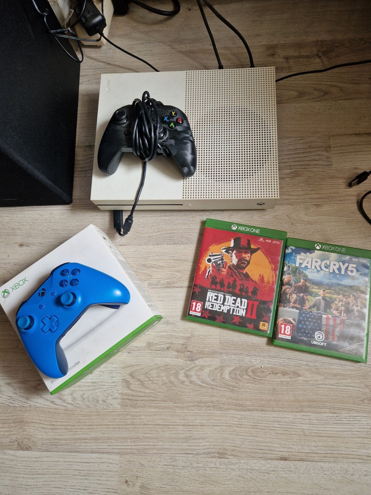 Te koop XBox One S, Spelcomputers en Games, Spelcomputers | Xbox One, Ophalen, 1 TB, Met 2 controllers