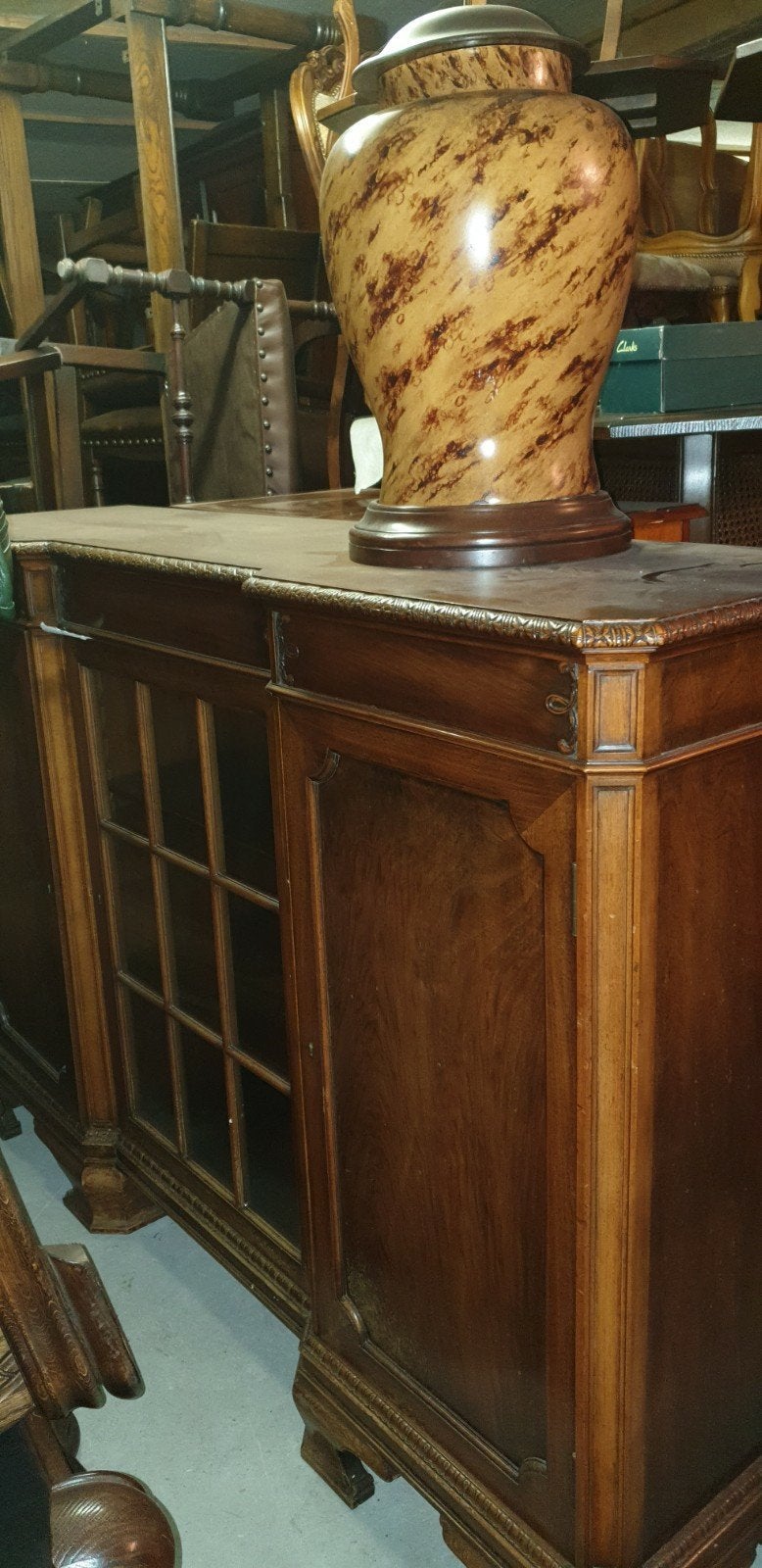 Notenhouten dressoir met glazen deuren, Ophalen