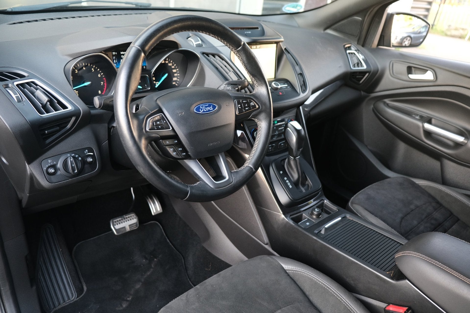 Ford Kuga 1.5 EcoBoost ST Line AUT Navi Xenon Leder Pdc Cam, Automaat, Zwart, 4 cilinders, Bi-Xenon koplampen