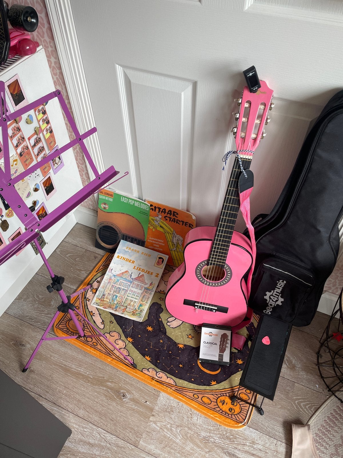 Roze kindergitaar met accessoires en lesboeken, Muziek en Instrumenten, Snaarinstrumenten | Gitaren | Akoestisch, Zo goed als nieuw