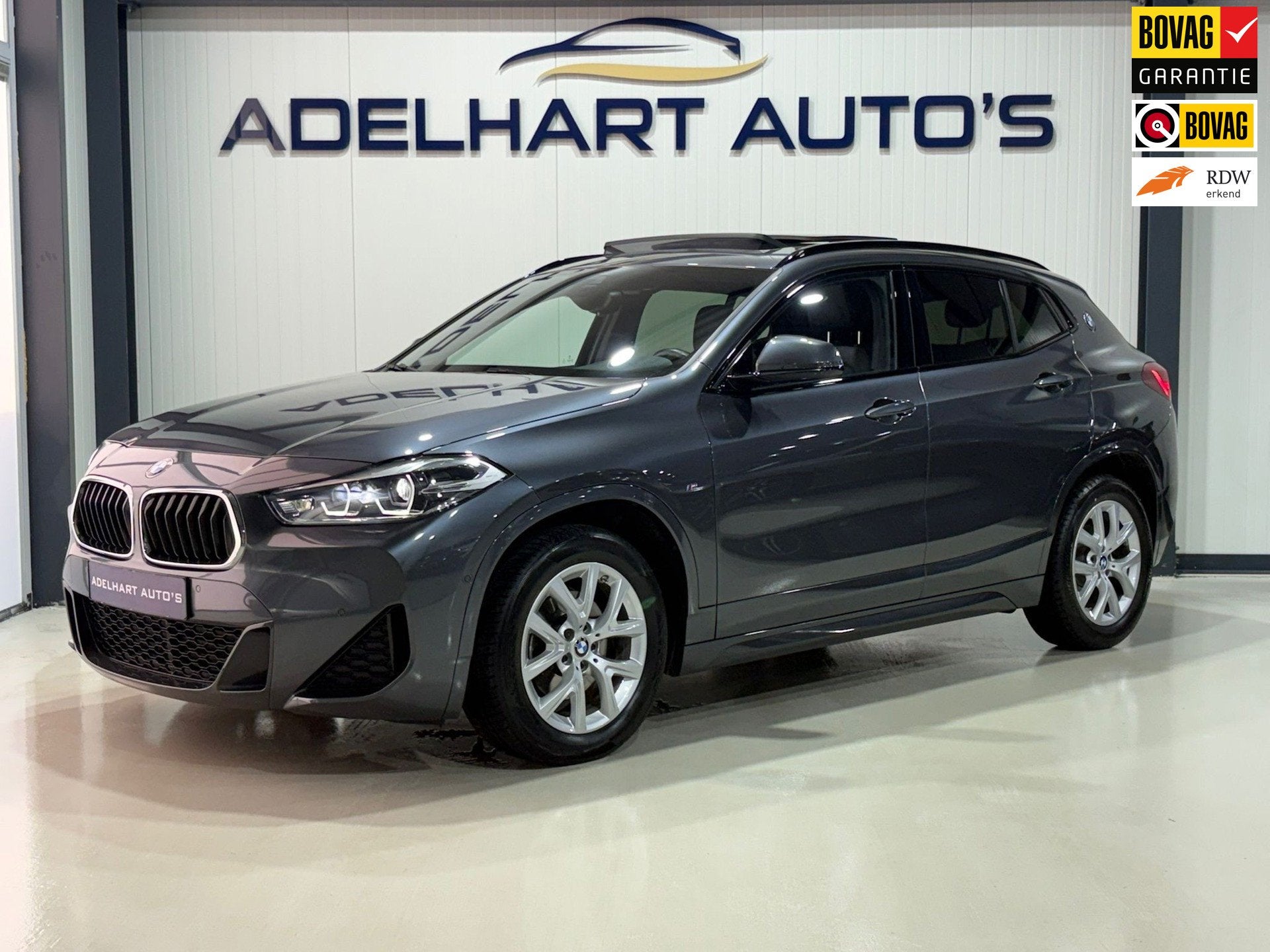 BMW X2 SDrive18i Executive M Sport Automaat / Panorama dak /, Auto's, BMW, Gebruikt, Zwart, Automatische klimaatregeling, Bedrijf