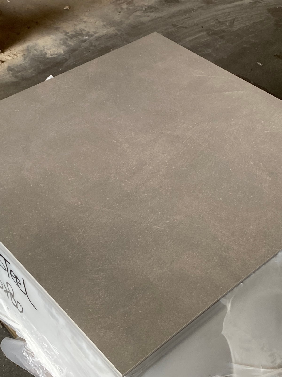 35 m2 Betonlook 80x80 Steel mat 15 euro per m2, 60 cm of meer, Nieuw, Ophalen of Verzenden, 10 m² of meer