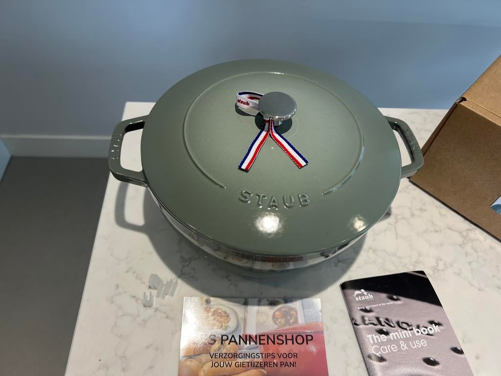 Staub Marmite 26 cm eucalyptus nieuw in de doos, Gietijzer, Nieuw, Ophalen of Verzenden, Staub