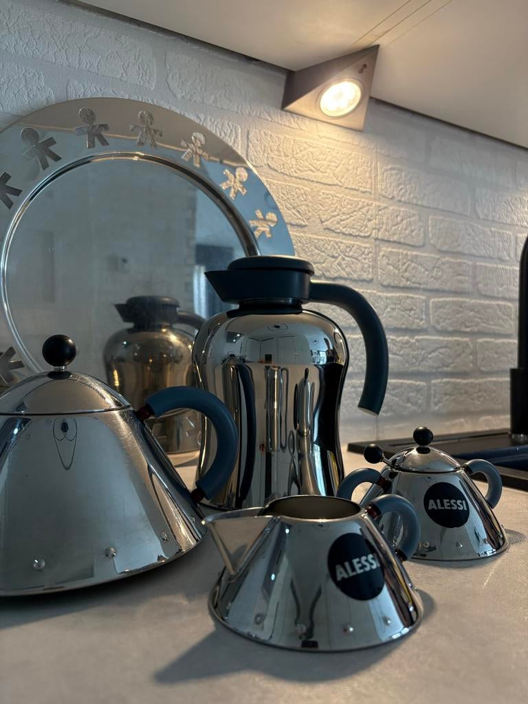 Alessi theeservies set - theepot, melkkan, suikerpot, Overige materialen, Ophalen of Verzenden, Zo goed als nieuw, Overige stijlen