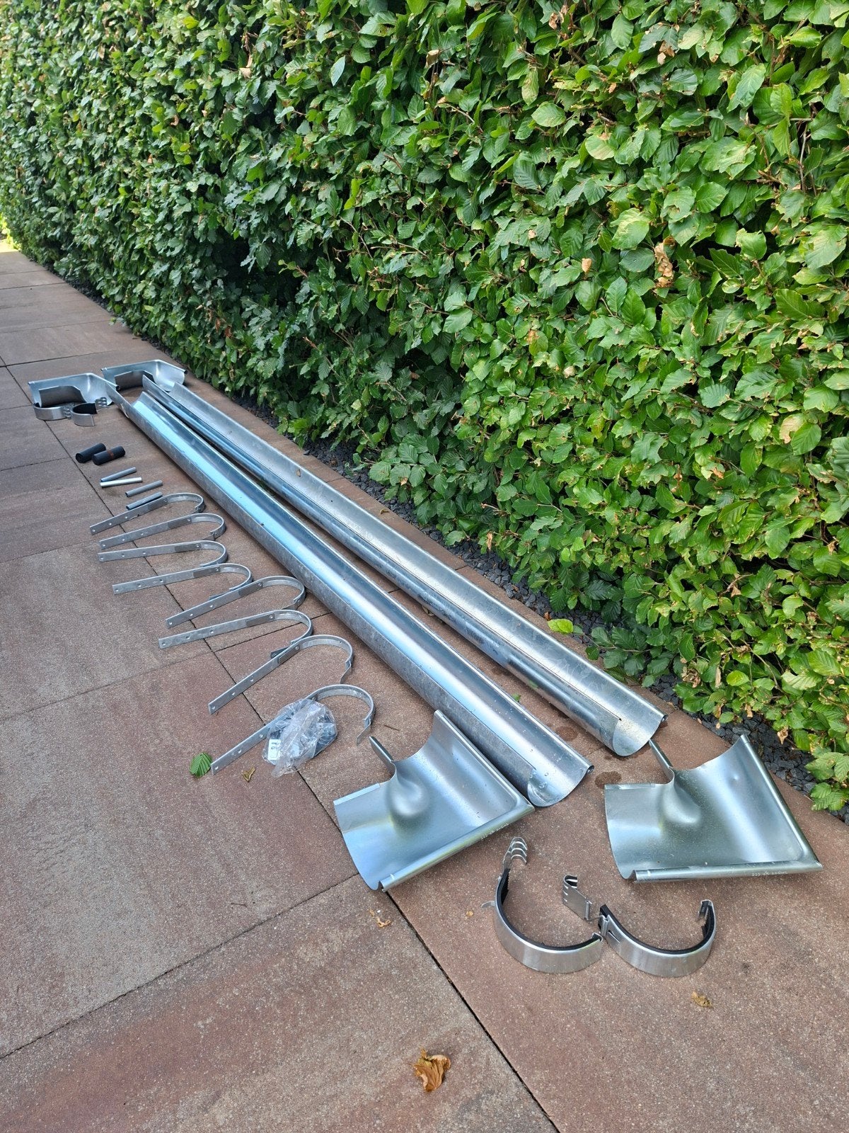 2 zinken dakgoten van 3m en toebehoren - Nieuwstaat, Doe-het-zelf en Verbouw, Ophalen, 15 m² of meer