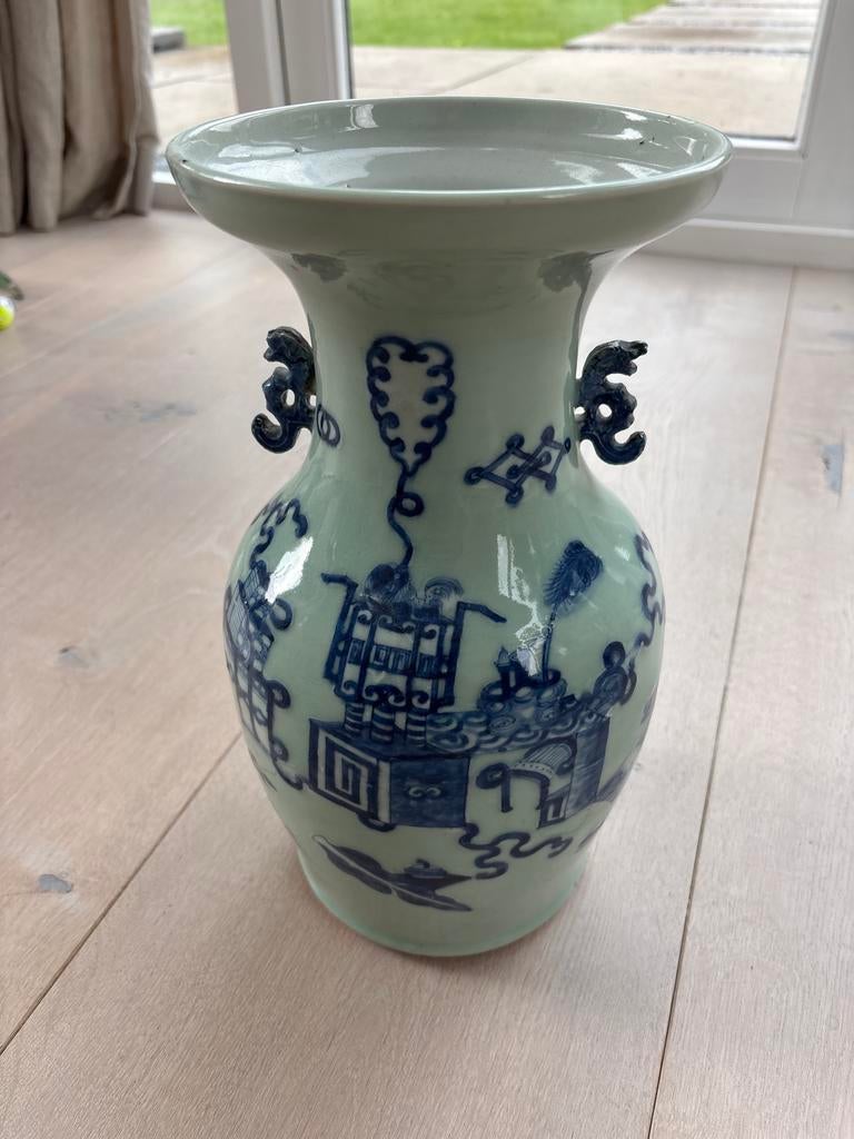 Antieke Chinese Celadon Vaas met Blauw-Witte Decoratie, Ophalen