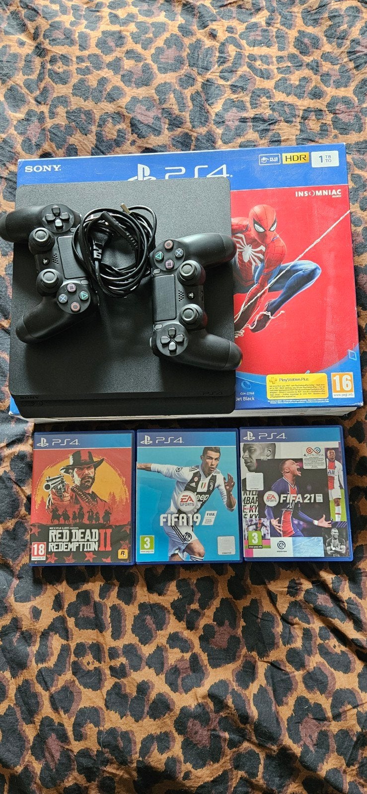 PS4 Slim 1TB met 2 controllers en 3 games, Met games, Met 2 controllers, Ophalen of Verzenden, Zo goed als nieuw