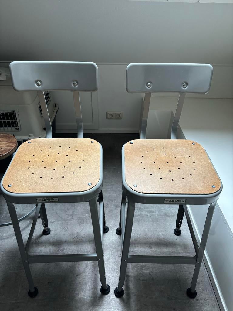 Set van 2 vintage industriële krukken - Lyon, Ophalen, Gebruikt, 60 tot 90 cm, Metaal